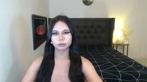 hoe_freesia online show from May 5, 6:05 pm