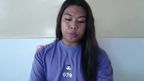 Snapshot of hoelykarina chatting on June 25, 5:12 am Karina3 online show from June 25, 5:12 am