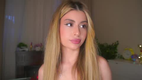 Snapshot of holayoula chatting on April 24, 9:34 am Moni Monica online show from April 24, 9:34 am