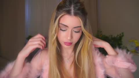 Snapshot of holayoula chatting on April 27, 8:01 am Moni Monica online show from April 27, 8:01 am