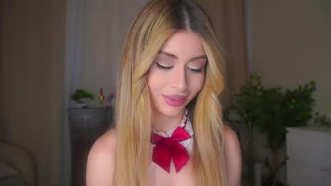Snapshot of holayoula chatting on May 1, 8:08 am Moni Monica online show from May 1, 8:08 am