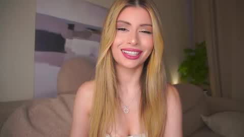 Snapshot of holayoula chatting on May 12, 8:11 am Moni Monica online show from May 12, 8:11 am