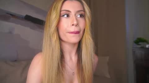 Snapshot of holayoula chatting on May 15, 8:10 am Moni Monica online show from May 15, 8:10 am