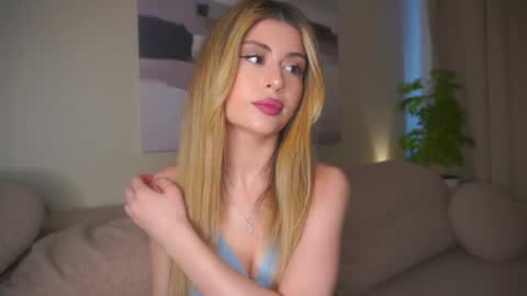 Snapshot of holayoula chatting on May 20, 8:09 am Moni Monica online show from May 20, 8:09 am