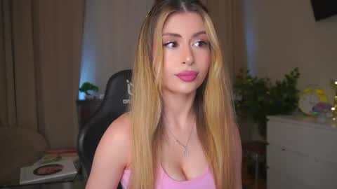 Snapshot of holayoula chatting on May 24, 8:08 am Moni Monica online show from May 24, 8:08 am