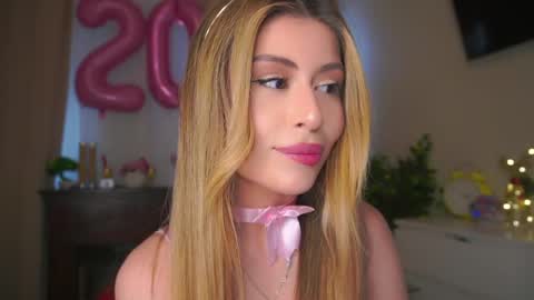 Snapshot of holayoula chatting on May 27, 9:06 am Moni Monica online show from May 27, 9:06 am