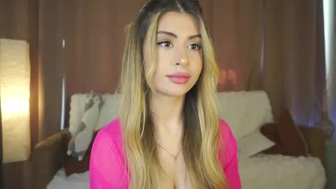 Snapshot of holayoula chatting on June 7, 8:07 am Moni Monica online show from June 7, 8:07 am