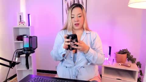 Hollie online show from March 20, 11:59 am