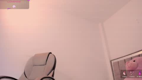 Snapshot of holly_16 chatting on June 25, 6:12 pm holly_16 online show from June 25, 6:12 pm