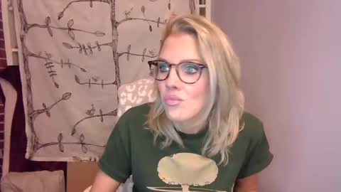 Snapshot of holly_bourbon chatting on October 5, 1:37 am holly_bourbon online show from October 5, 1:37 am