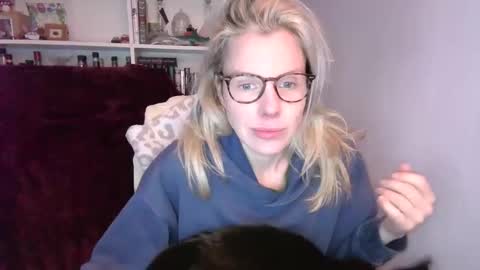 holly_bourbon online show from April 7, 11:04 pm