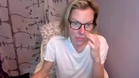 holly_bourbon online show from June 10, 11:24 pm