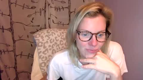 holly_bourbon online show from June 11, 12:32 am