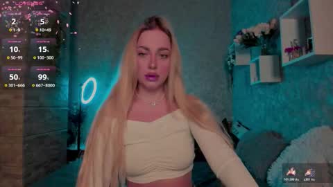 Snapshot of holly_molly8 chatting on October 31, 5:03 pm holly_molly8 online show from October 31, 5:03 pm