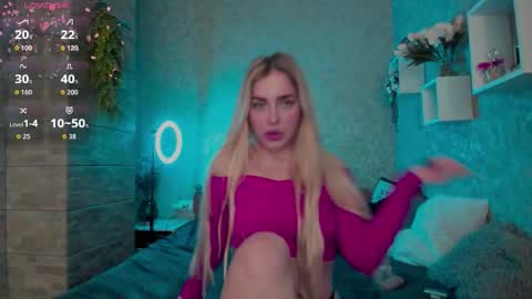 Snapshot of holly_molly8 chatting on November 7, 8:09 pm holly_molly8 online show from November 7, 8:09 pm