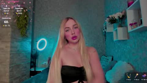 Snapshot of holly_molly8 chatting on November 10, 7:35 pm holly_molly8 online show from November 10, 7:35 pm