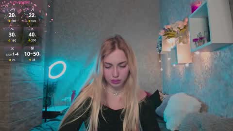 Snapshot of holly_molly8 chatting on November 13, 8:52 pm holly_molly8 online show from November 13, 8:52 pm