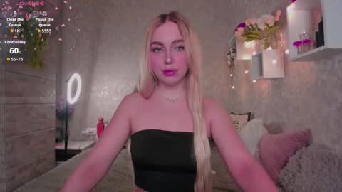 Snapshot of holly_molly8 chatting on November 15, 10:59 pm holly_molly8 online show from November 15, 10:59 pm