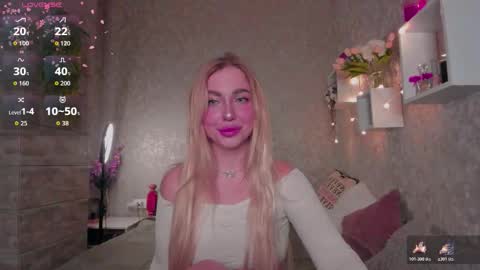 Snapshot of holly_molly8 chatting on November 16, 11:32 pm holly_molly8 online show from November 16, 11:32 pm