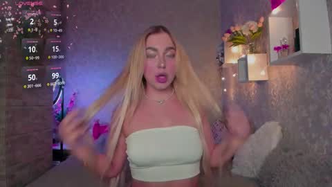 Snapshot of holly_molly8 chatting on November 25, 8:42 pm holly_molly8 online show from November 25, 8:42 pm