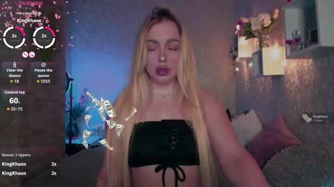 Snapshot of holly_molly8 chatting on December 2, 2:56 pm holly_molly8 online show from December 2, 2:56 pm