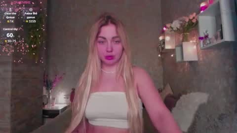 Snapshot of holly_molly8 chatting on January 12, 4:12 pm holly_molly8 online show from January 12, 4:12 pm