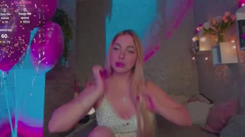Snapshot of holly_molly8 chatting on February 18, 8:27 pm holly_molly8 online show from February 18, 8:27 pm