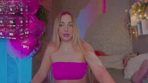 Snapshot of holly_molly8 chatting on March 26, 8:03 pm holly_molly8 online show from March 26, 8:03 pm