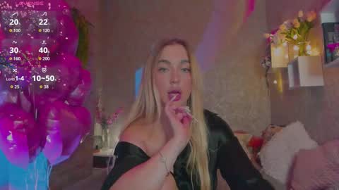Snapshot of holly_molly8 chatting on March 27, 6:40 pm holly_molly8 online show from March 27, 6:40 pm