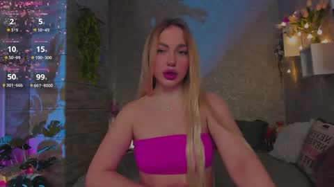 Snapshot of holly_molly8 chatting on April 14, 3:40 pm holly_molly8 online show from April 14, 3:40 pm