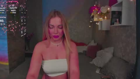 Snapshot of holly_molly8 chatting on August 3, 7:28 pm holly_molly8 online show from August 3, 7:28 pm