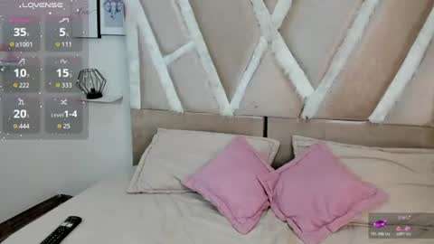 Snapshot of holly_rose69 chatting on July 14, 5:01 am Holly online show from July 14, 5:01 am