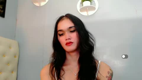 Snapshot of holly_sunshine69 chatting on December 23, 9:05 am Apple online show from December 23, 9:05 am