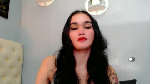 Snapshot of holly_sunshine69 chatting on December 24, 11:28 am Apple online show from December 24, 11:28 am