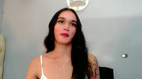 Snapshot of holly_sunshine69 chatting on December 27, 11:17 am Apple online show from December 27, 11:17 am