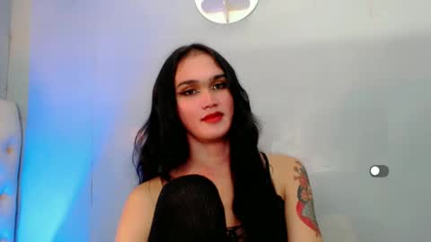 Snapshot of holly_sunshine69 chatting on January 13, 12:35 pm Apple online show from January 13, 12:35 pm