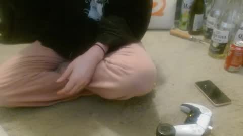 Holly Hawkes online show from April 2, 12:30 am