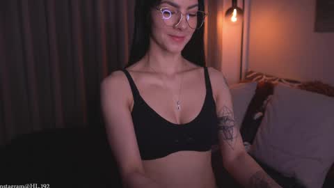 Holly Linder online show from April 9, 6:19 am