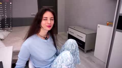 Snapshot of hollymonica chatting on June 18, 5:51 am Delly online show from June 18, 5:51 am