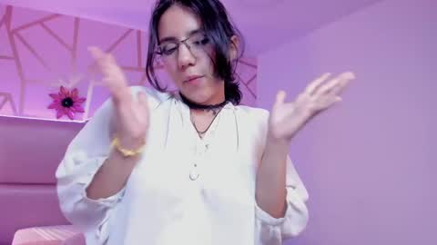 hollypeach_ online show from November 14, 9:30 am