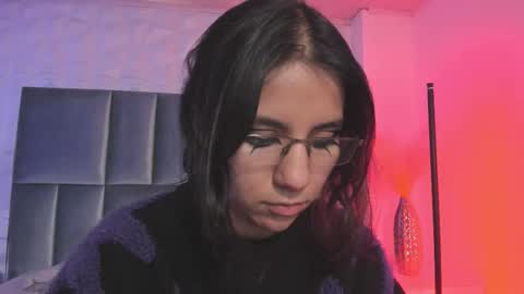 hollypeach_ online show from February 22, 3:21 pm