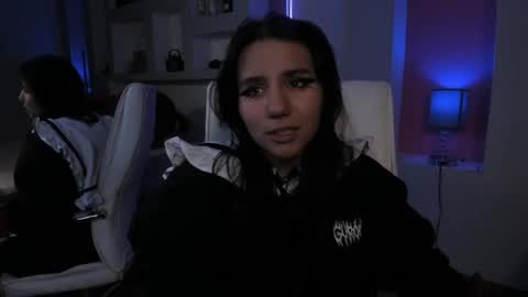 hollypeach_ online show from April 2, 1:09 pm