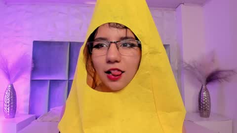 hollypeach_ online show from April 6, 7:37 pm