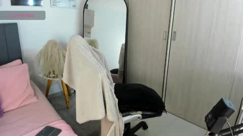Snapshot of hollyprincess_2 chatting on May 4, 3:24 am holly princess mermaid online show from May 4, 3:24 am