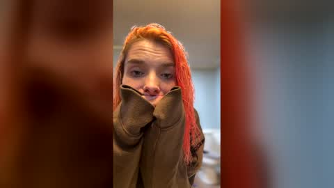 Snapshot of hollyquinniscute chatting on January 9, 7:00 am Brat online show from January 9, 7:00 am