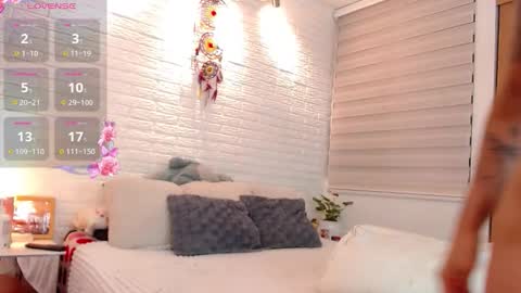 hollyt1 online show from December 14, 12:05 am