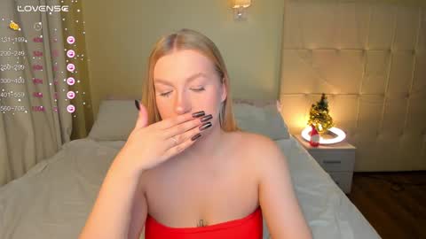 Snapshot of hollyylee chatting on December 21, 1:04 am Emma online show from December 21, 1:04 am