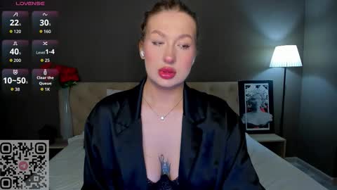 Snapshot of hollyylee chatting on September 18, 12:23 am Emma online show from September 18, 12:23 am