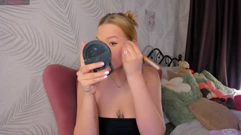 Snapshot of hollyylee chatting on September 20, 1:06 am Emma online show from September 20, 1:06 am
