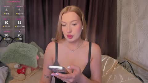 Snapshot of hollyylee chatting on September 25, 12:14 am Emma online show from September 25, 12:14 am